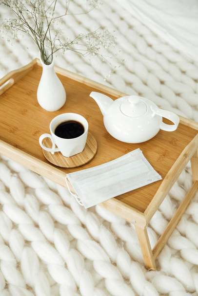 gemütliches Zuhause, zu Hause bleiben. Skandinavischer Stil. Frühstück im Bett - Foto, Bild