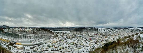 白い粉の冬の風景でドイツのSchwaebische Albの雪の街アルバシュタットは、パノラマとして暑いです. - 写真・画像