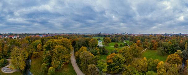 緑の肺の美しい景色、ミュンヘンのイングリッシュガーデン、秋にドローンによって撮影された空中庭園. - 写真・画像