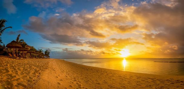 Belo pôr do sol em Maurício, Le Morne em uma praia com palmas nas proximidades do oceano. - Foto, Imagem