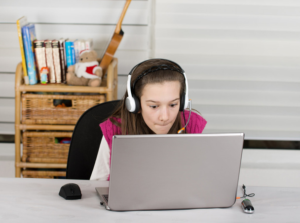 κορίτσι σχολείο και φορητό υπολογιστή - Φωτογραφία, εικόνα