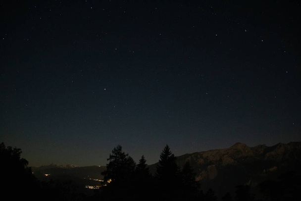 Fénykép egy tiszta, csillagos éjszakáról a svájci Alpokban - Fotó, kép