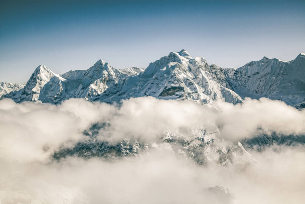 csodálatos havas csúcsok a svájci Alpokban Jungfrau régió Schilthorn - Fotó, kép