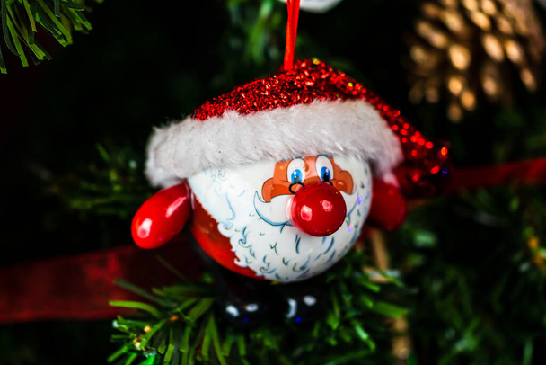 Décorations suspendues de Noël sur sapin. Arbre de Noël décoré. Branche de sapin avec décorations de boules de Noël. - Photo, image