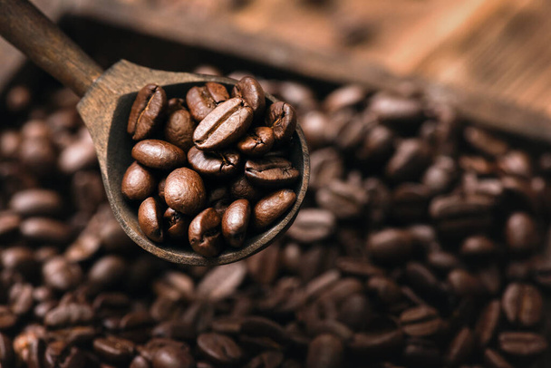 Coffee beans in the wooden scoop close up. - Foto, Imagem