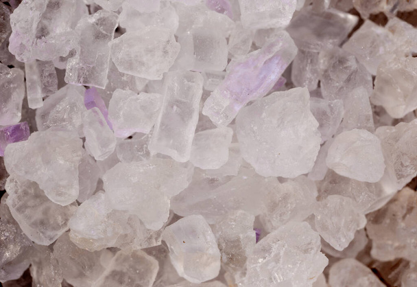 plan super macro de plusieurs cristaux de sel de mer perse perse blanc-bleu en détail très proche. contexte alimentaire - Photo, image