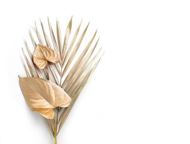 Zlatý palmový list a zlatý květ. Izolovaný na bílém. Kvalitní fotografie. - Fotografie, Obrázek