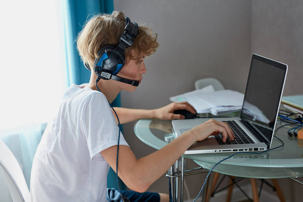boy is only fond of video games and computer games, does not study - 写真・画像