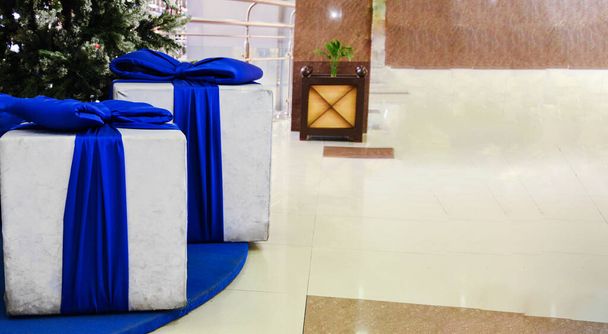Énorme deux cadeaux dans une boîte blanche avec un arc bleu. Un arc en velours bleu orne les boîtes-cadeaux, beaucoup de place pour le texte. - Photo, image