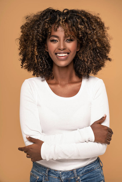 Onnellinen afrikkalainen amerikkalainen nainen hymyilee. Kaunis naismuotokuva. Nuori tunteellinen afronainen. Ihmisen tunteet, ilme käsite. - Valokuva, kuva