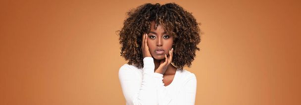 Beautiful young afro woman posing on studio backgrund. - Foto, Imagem