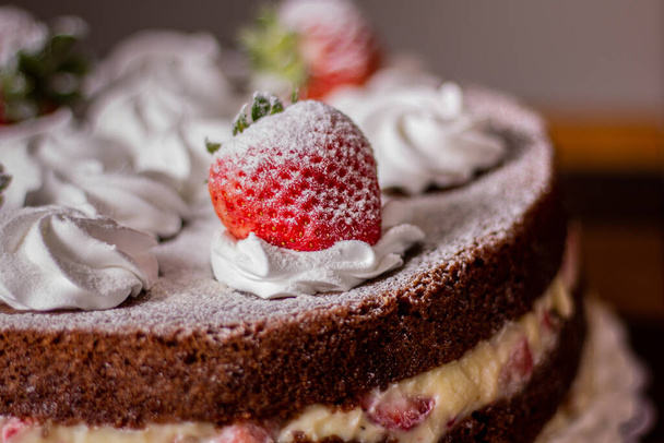 Вкусный клубничный пирог ручной работы - Фото, изображение