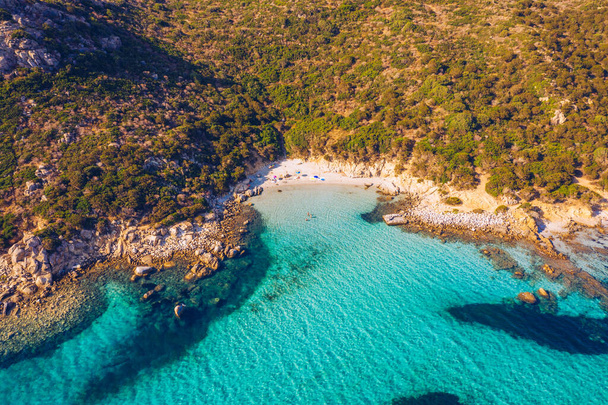 Panoramic view of sandy beach and sea with azure water, in Villasimius, Sardinia (Sardegna) island, Italy. Holidays, the best beaches in Sardinia. Porto Giunco beach, Villasimius, Sardinia. - Foto, afbeelding