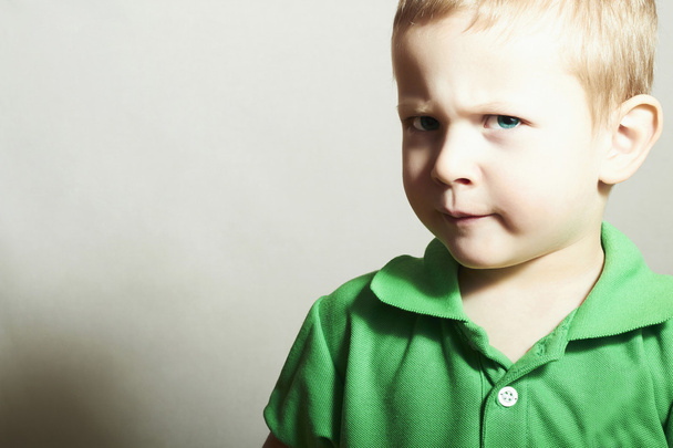 dziecko. mały chłopiec o niebieskich oczach. szczegół portret śmieszne kid.children emocji - Zdjęcie, obraz