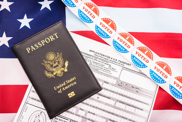 Új amerikai szavazók azonosítják magukat az új útlevelükkel.. - Fotó, kép