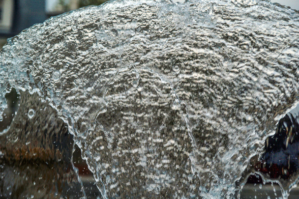starke Quelle oder Fontäne, Wasserenergie - Foto, Bild