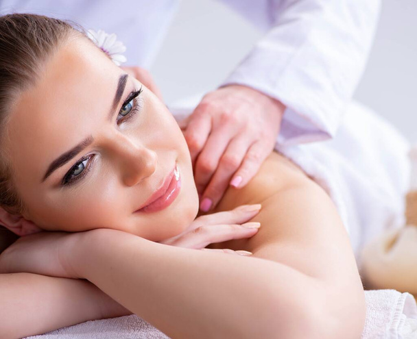 Femme pendant la séance de massage au spa - Photo, image