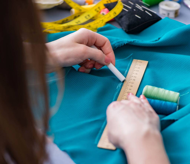 Женщина портной работает над одеждой швейные швы измерения фа - Фото, изображение