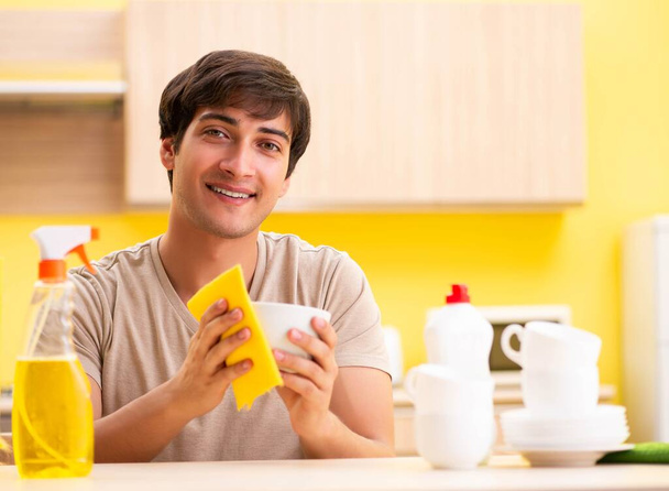 человек мыть посуду на дому - Фото, изображение