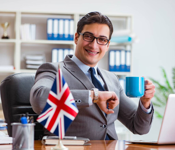 Obchodník s britskou vlajkou v kanceláři - Fotografie, Obrázek