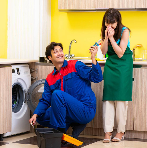 Aannemer repareert wasmachine thuis - Foto, afbeelding