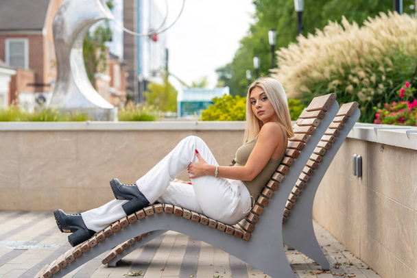 Ein wunderschönes junges blondes Model posiert im Freien und genießt einen Sommertag - Foto, Bild