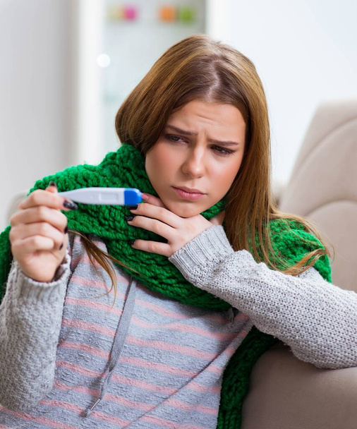 Sick woman suffering from flu at home - Foto, Imagem