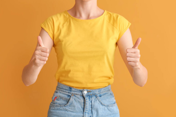 Jeune femme sourde et muette utilisant le langage des signes sur fond de couleur - Photo, image