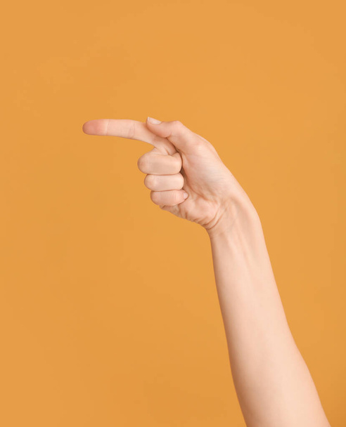 Рука показывает букву G на цветном фоне. Алфавит жестового языка - Фото, изображение