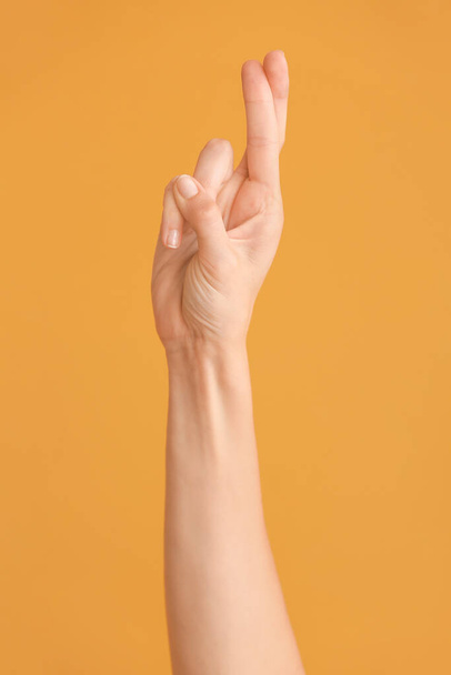 Рука, що показує літеру R на кольоровому фоні. Алфавіт мови жестів
 - Фото, зображення