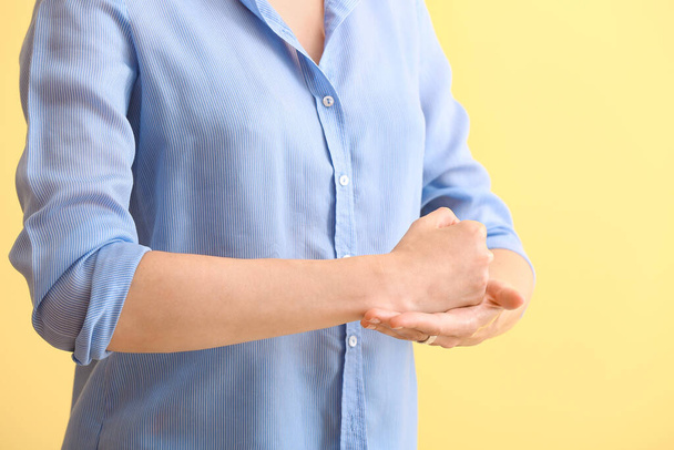 Молода глуха жінка використовує мову жестів на кольоровому фоні, крупним планом
 - Фото, зображення