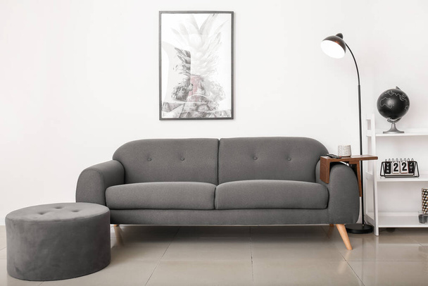 Стіл підлокітників на дивані в інтер'єрі кімнати
 - Фото, зображення