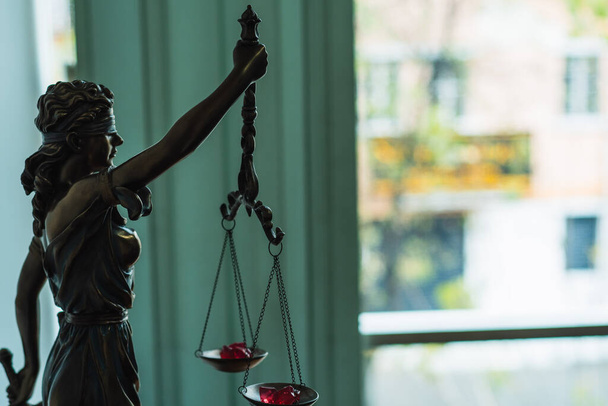 Statue der Gerechtigkeit in einer Anwaltskanzlei - Foto, Bild