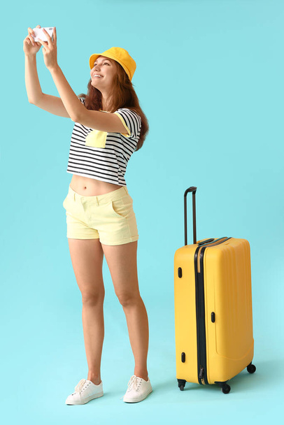 Kobieta turysta robi selfie na tle koloru - Zdjęcie, obraz
