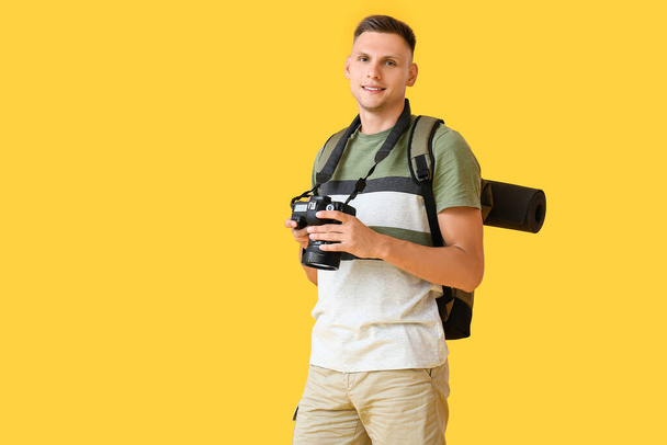 Male tourist on color background - Foto, afbeelding