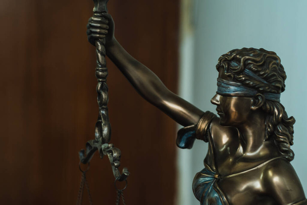 статуя правосудия в адвокатской конторе - Фото, изображение