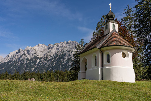 vista sulle montagne del karwendel e la cappella maria koenigin (regina maria), bavaria, Germania - Foto, immagini