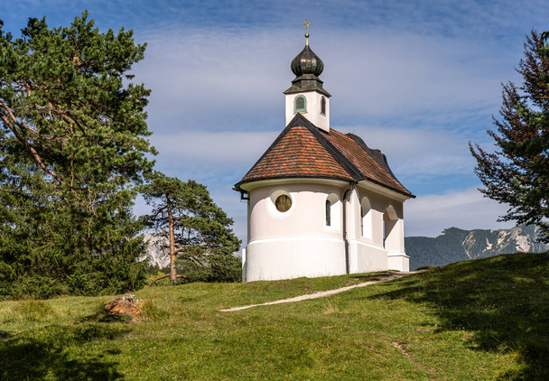 uitzicht op de Karwendel bergen en de kapel maria koenigin (koningin Maria), bavaria, duitsland - Foto, afbeelding