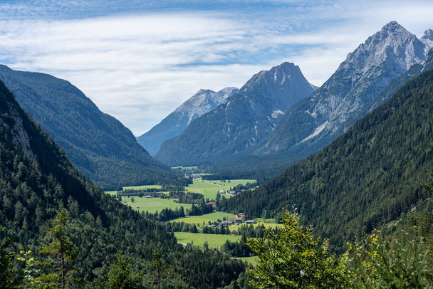 vista sobre las montañas wetterstein y el valle de Leutasch desde el restaurante de la corte de invitados ederkanzel en verano7 - Foto, Imagen