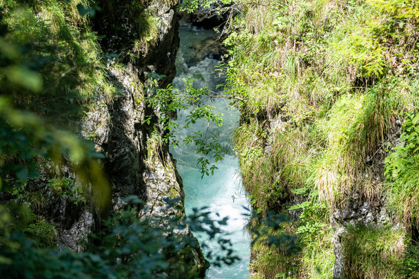 вода, що протікає вниз по річці Лейтаскламм (ущелина
) - Фото, зображення