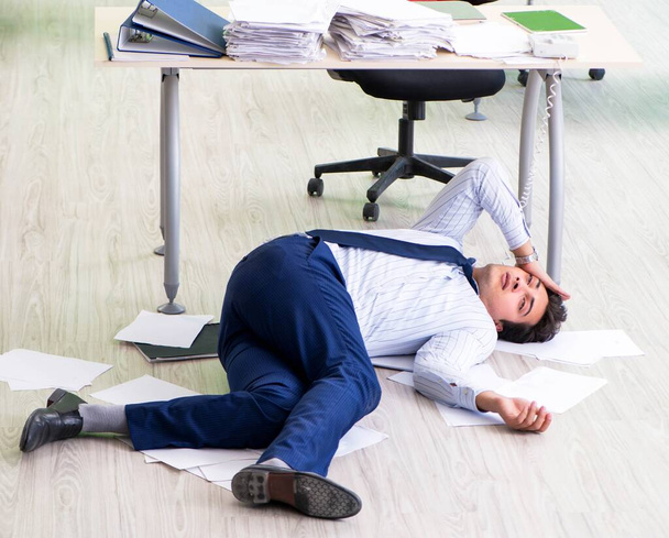 Empresario frustrado estresado por exceso de trabajo - Foto, Imagen