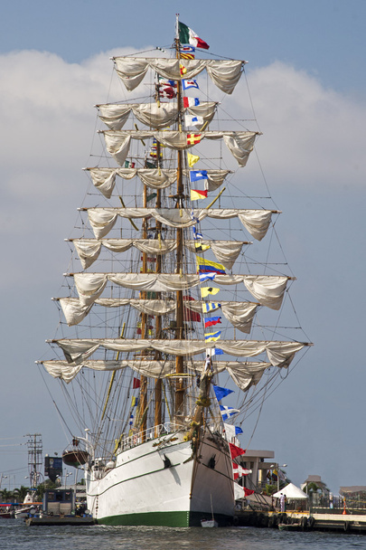 Majestuoso aparejador cuadrado en puerto
 - Foto, Imagen