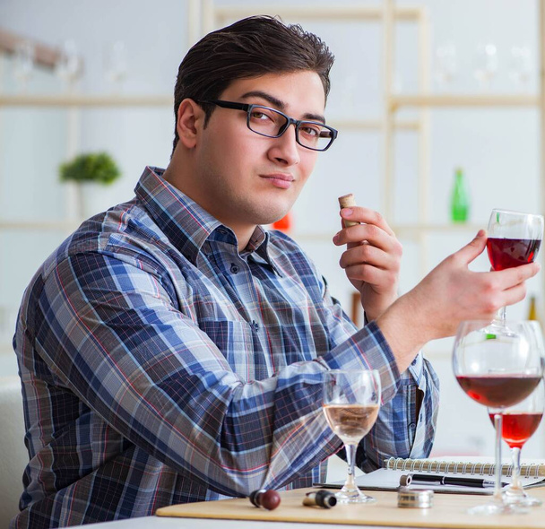 Ο επαγγελματίας σομελιέ δοκιμάζοντας κόκκινο κρασί - Φωτογραφία, εικόνα