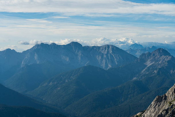 vista panorámica de montaña desde las montañas karwendel, bavaria, alemania - Foto, Imagen