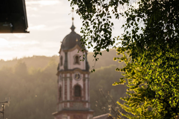 вид на башню церкви святого Петра и Февронии в Феленвальде, Бавария, Германия - Фото, изображение