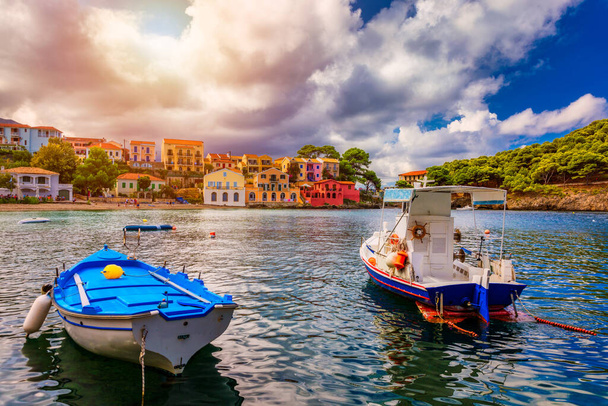 アソス村でケファロニア島,ギリシャ.地中海のターコイズ色の湾、ケファロニア、ギリシャ、イオニア島、セファロニア、アソス村のアソス村の美しいカラフルな家. - 写真・画像
