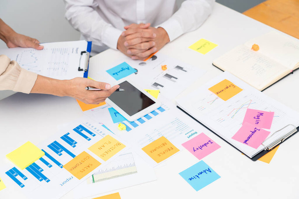 Grupo creativo de gente de negocios lluvia de ideas utilizar notas adhesivas para compartir idea en la mesa o la mesa en la oficina - Foto, Imagen