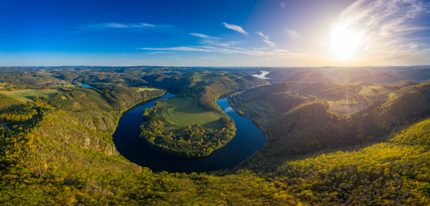 Kilátás Moldva folyó patkó alakú meander Solenice szempontból, Cseh Köztársaság. Zduchovice, Solenice, rejtett drágakő az utazási célpontok között, Prága közelében, Csehországhoz - Fotó, kép