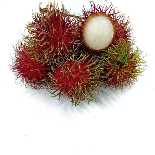 Thai Frucht Rambutan auf weißem Hintergrund - Foto, Bild