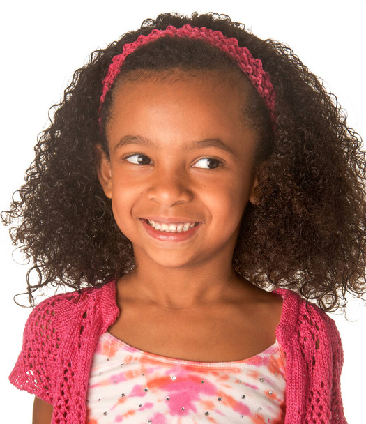 Lächelnd glücklich kleines Mädchen mit schönen lockigen krauses Haar - Foto, Bild